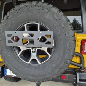 Relokacja tylnej tablicy rejestracyjnej na koło zapasowe JL-AEV-LP